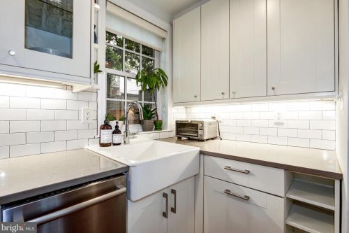 1 Gessford Ct, Washington DC 20003-1407 exterior