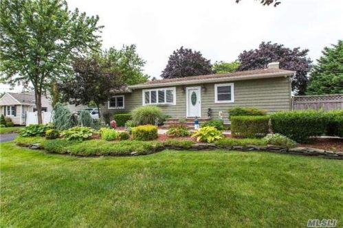 3 Riverdale Ave, Oakdale, NY 11769-1526