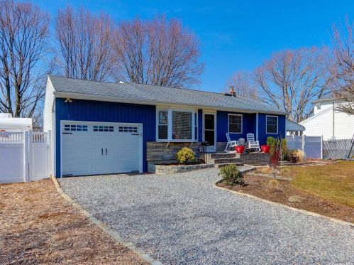 1442 Pine Acres Blvd, Bayshore, NY 11706-4956