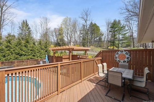 2 Mohawk Ln, Yorktown Hgts NY  10598-6328 exterior