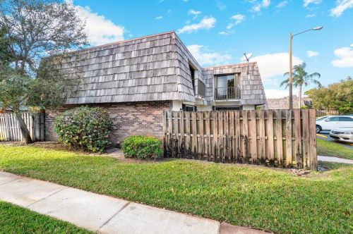 1560 Forest Lakes Cir, West Palm Beach, FL 33406-5748