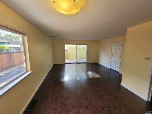 971 Kingwood St, Santa Rosa, CA 95401-6509