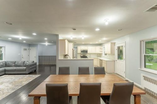 4 Hillside Ter, Airmont NY  10901-2105 exterior