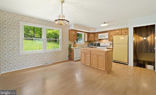 2206 Youngs Dr, Haymarket VA  20169-1534 exterior