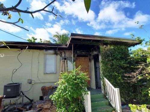 275 45th St, Hialeah, FL 33013-1827
