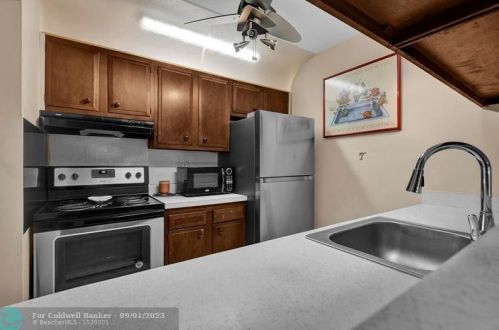 825 13th St, Boca Raton, FL 33486-2327
