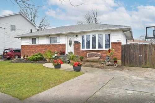 141 7th St, Bethpage, NY 11714-2511
