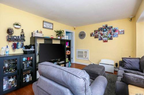 61 Hollywood Ave, North Lindenhurst NY  11757-6704 exterior