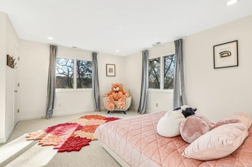 321 Blackberry Dr, Stamford CT  06903-1237 exterior