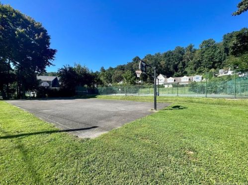 1 Bch Dr, Danbury CT  06812-3425 exterior