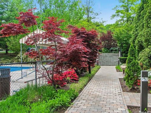142 Stone Oaks Dr, Hartsdale NY  10530-1160 exterior
