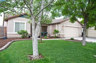 2073 Queens Way, Hanford, CA 93230-9177
