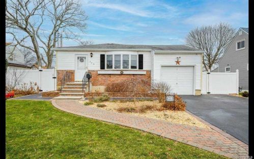369 Columbus Ave, Babylon, NY 11704-5548