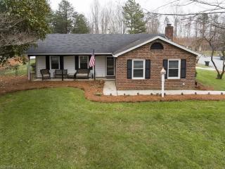 5306 Amberhill Dr, Greensboro, NC 27455-1162