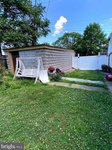 1216 Derry St, Harrisburg PA 17111-1141 exterior