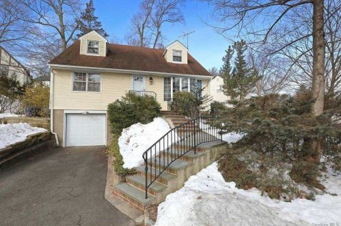 10 York Dr, Great Neck, NY 11021-3946