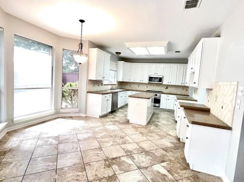 1005 Tanglewood Ln, Lewisville TX  75028-8234 exterior