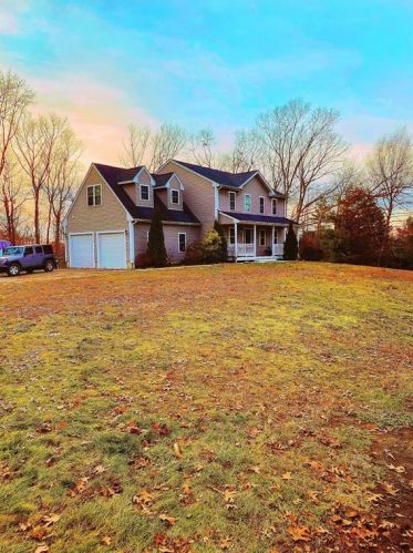 17 Golden View Dr, Providence, RI 02919-2848