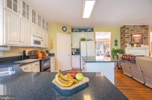 160 Manor Dr, Edinburg VA  22824-3579 exterior