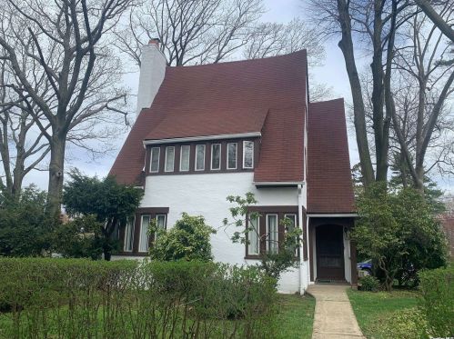 179 Hill Park Ave, Great Neck, NY 11021-3828