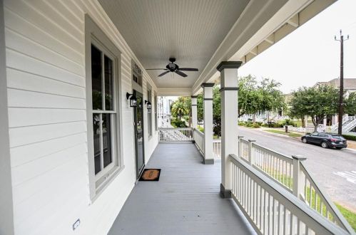 1728 Ball St, Galveston, TX 77550-4860