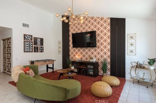3670 Mesquite Ave, Palm Springs CA  92264-3400 exterior