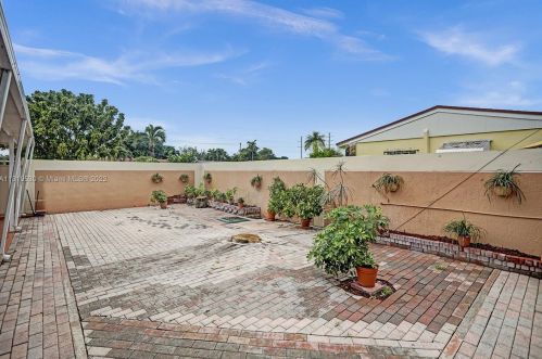 7215 15th Ave, Hialeah FL  33014-3805 exterior