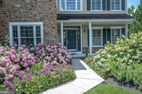 8 Stone Barn Ln, Thornton, PA 19373-2010