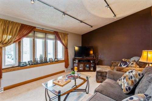 8431 Trading Post Trl, West Bend, WI 53090-9039