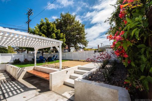 1704 Ebers St, San Diego CA  92107-3504 exterior