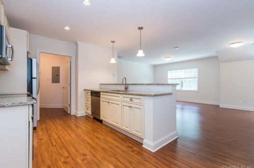 593 Main St, Ridgefield, CT 06877-3836