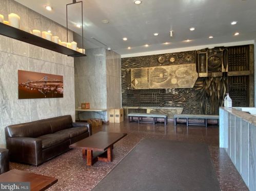 201 8th St, Philadelphia PA  19106-3519 exterior