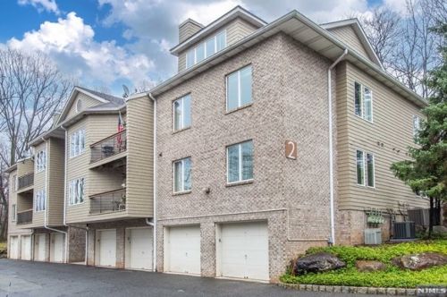 2 Parkside Ter, West Paterson, NJ 07424-2771