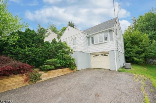 90 Ridgeview Dr, West Paterson, NJ 07424-2720