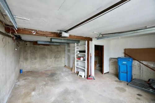 58 Robincrest Dr, Waterbury CT  06708-2406 exterior