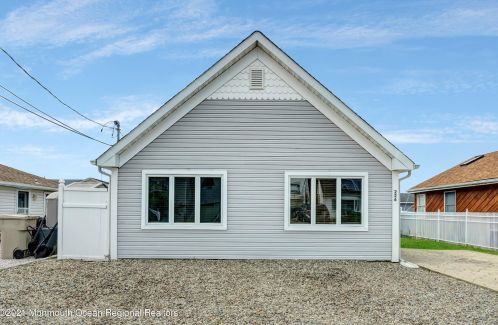 226 Pine Dr, Berkeley Township, NJ 08721-3137