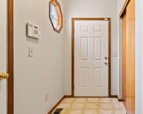 213 Pebble Creek Dr, Pataskala, OH 43062-8945