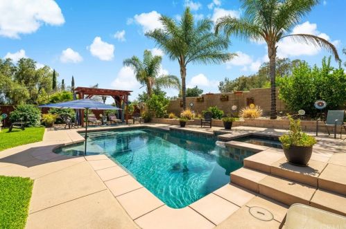 39601 Parkview Dr, Temecula CA  92591-7229 exterior