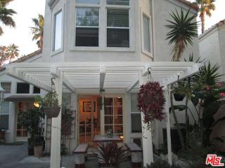 975 Calle Amable, Glendale, CA 91208-3008