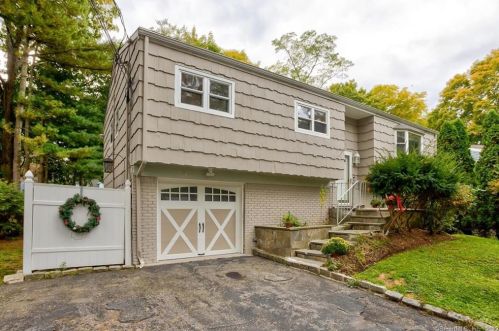 16 Saxon Ct, Stamford, CT 06905-1919