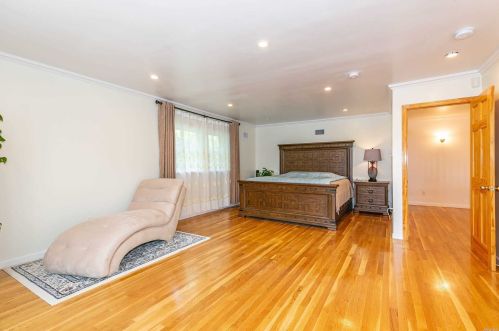 18 Linden Ln, Westbury NY  11568-1610 exterior