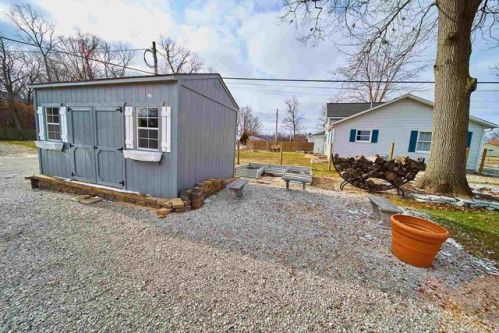 424 2nd St, Rome City, IN 46784-9695