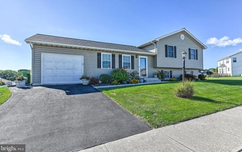 1446 Wanda Dr, Hanover, PA 17331-8631