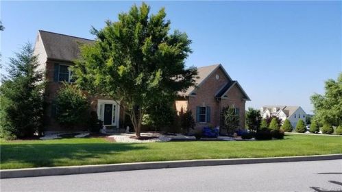 5527 Sunset Dr, Schnecksville, PA 18078-2761