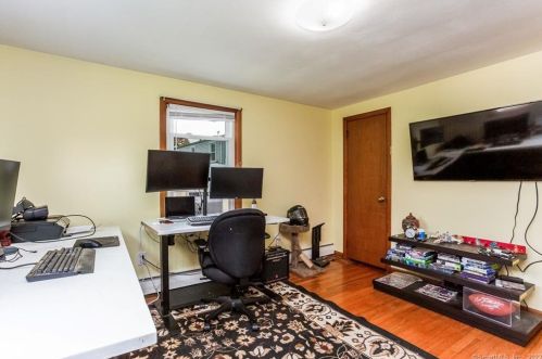 98 Ballfall Rd, Middletown CT  06457-2328 exterior