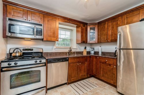 3101 Wilshire Ln, Oakdale, NY 11769-1441