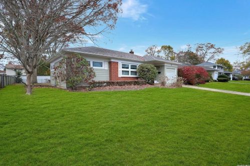 38 Colony Dr, West Sayville, NY 11796-1619