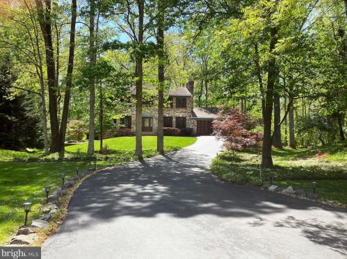 12166 Holly Knoll Cir, Great Falls, VA 22066-1226