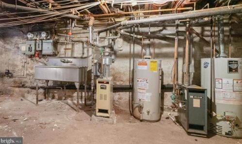 210 Carpenter St, Philadelphia PA 19146-2516 exterior