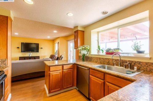 1408 Greenfield Cir, Pinole CA  94564-2136 exterior